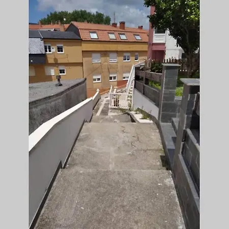 Agradable Casa Con Jardin, Barbacoa Y Cenador. Desayunar, Comer Y Cenar Al Aire Libre Y Con Vistas Es Solo Alguna De Las Experiencias De Las Que Podras Disfrutar En Esta Pequena Casa En El Mismo Pueblo De Cee. Cee