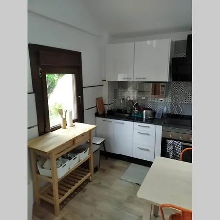 Agradable Casa Con Jardin, Barbacoa Y Cenador. Desayunar, Comer Y Cenar Al Aire Libre Y Con Vistas Es Solo Alguna De Las Experiencias De Las Que Podras Disfrutar En Esta Pequena Casa En El Mismo Pueblo De Cee. Ferienhaus *