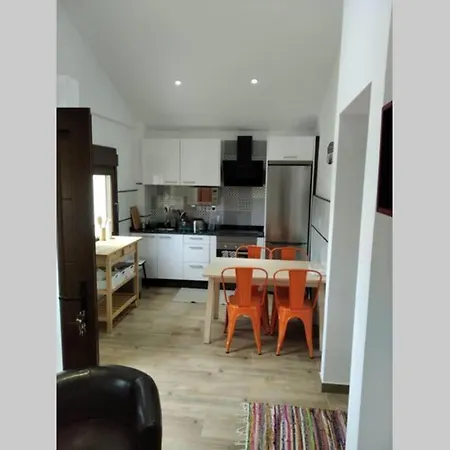 Agradable Casa Con Jardin, Barbacoa Y Cenador. Desayunar, Comer Y Cenar Al Aire Libre Y Con Vistas Es Solo Alguna De Las Experiencias De Las Que Podras Disfrutar En Esta Pequena Casa En El Mismo Pueblo De Cee.
