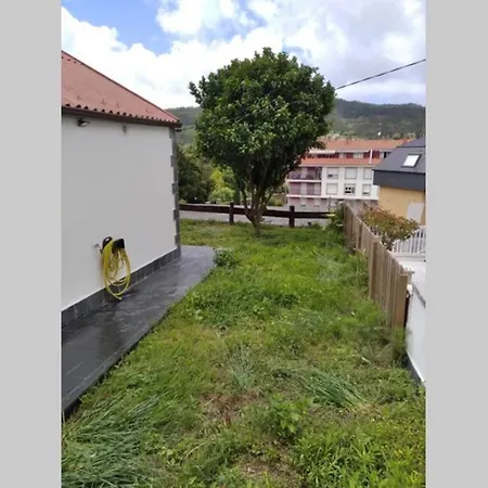 Agradable Casa Con Jardin, Barbacoa Y Cenador. Desayunar, Comer Y Cenar Al Aire Libre Y Con Vistas Es Solo Alguna De Las Experiencias De Las Que Podras Disfrutar En Esta Pequena Casa En El Mismo Pueblo De Cee. * Cee